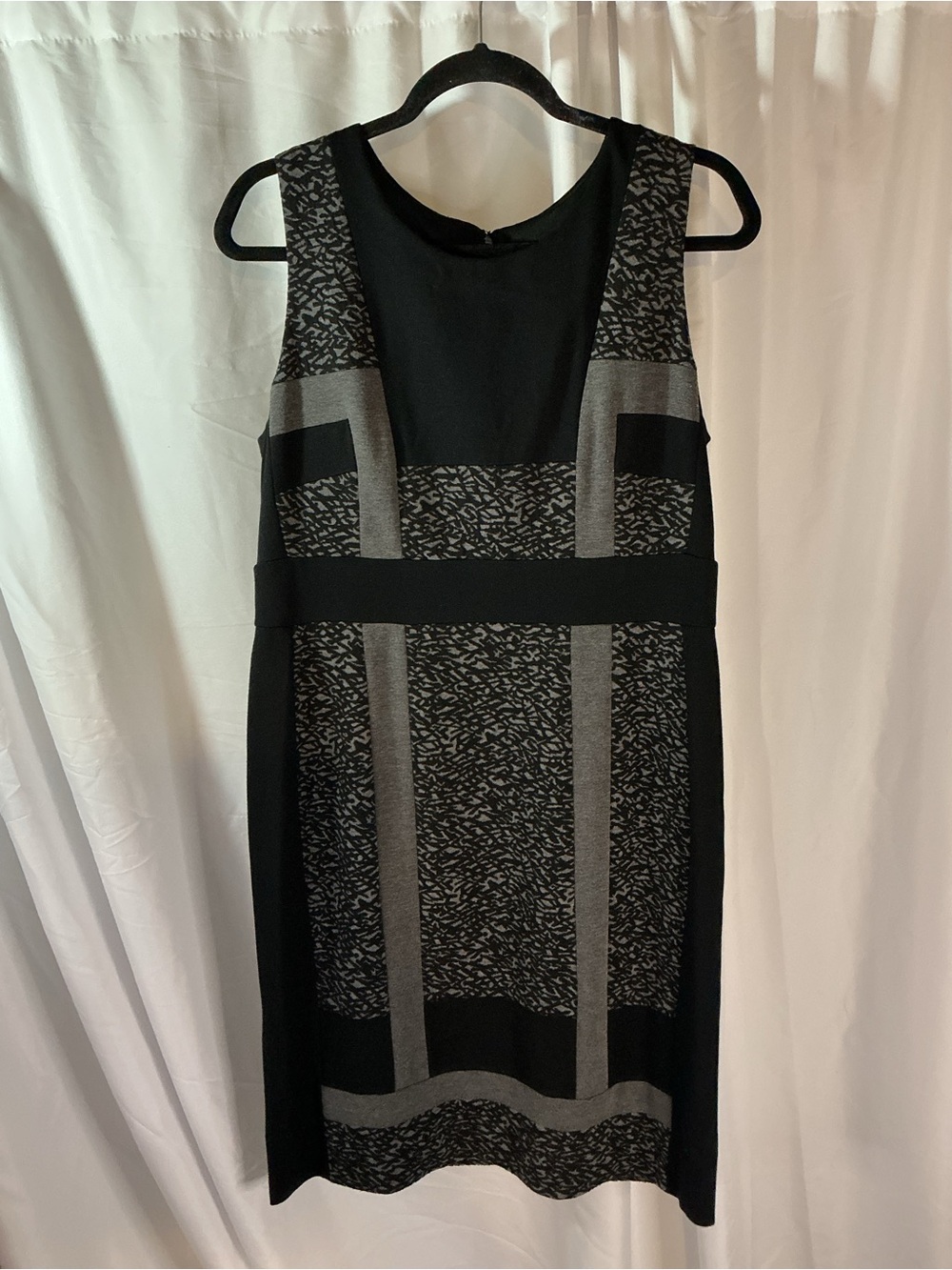 Chico’s Women’s Size 1 (MED  8-10) Black Gray  Sheath Dress Sleeveless Stretch